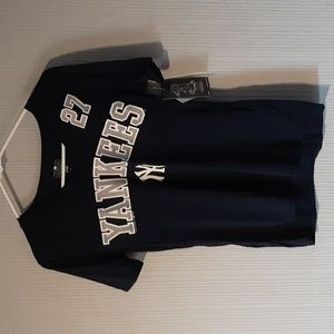 Yankees small v-neck tshirt